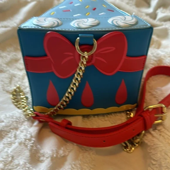 BNWT Loungefly Disney Snow White Cake Slice purse - Picture 3 of 6